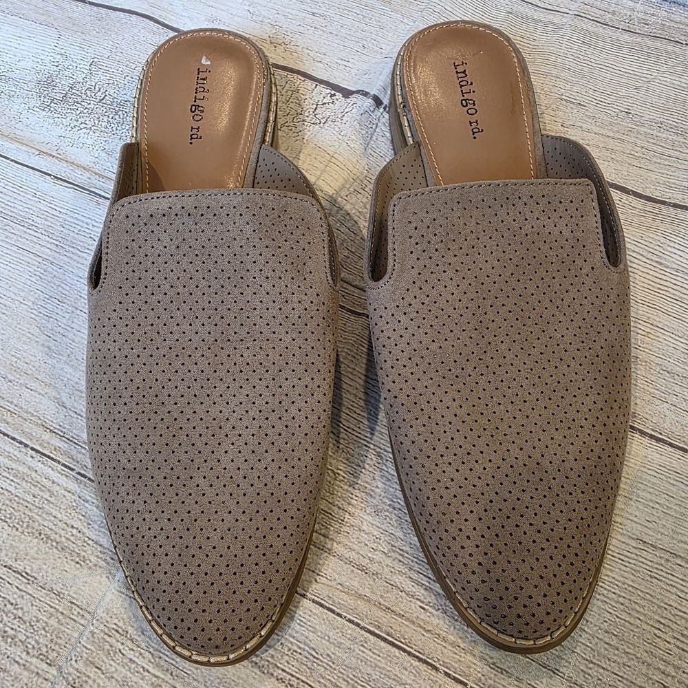 Indigo Rd. Size 10 Hayze Faux Suede Perforated Slip On Taupe Mule Almond Toe New - Picture 2 of 8